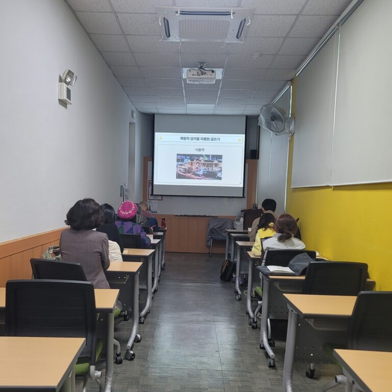 동대문도서관 에서 진행한 "나만의 이야기와 목소리로 만드는 오디오북"라는 프로그램 활동 사진 모음입니다. 참여자들이 즐겁게 활동하는 모습이 담겨 있습니다.