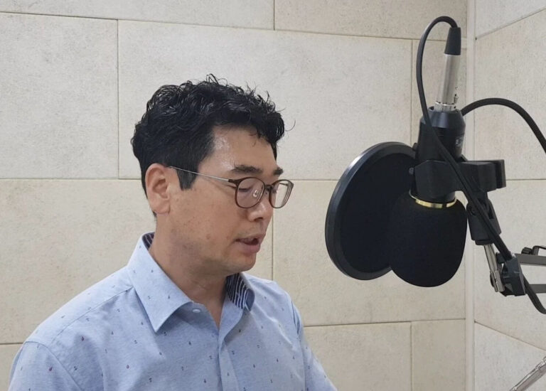 "자서전 쓰기 부터 오디오북 만들기"라는 프로그램 활동 사진 모음입니다. 참여자들이 마이크 앞에서 오디오북을 녹음하고 있습니다.