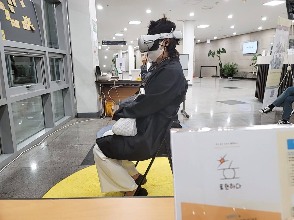 풍덩의 대표적인 서비스 VR 영상을 일반 시민이 체험하고 있는 모습이 담겨있습니다.