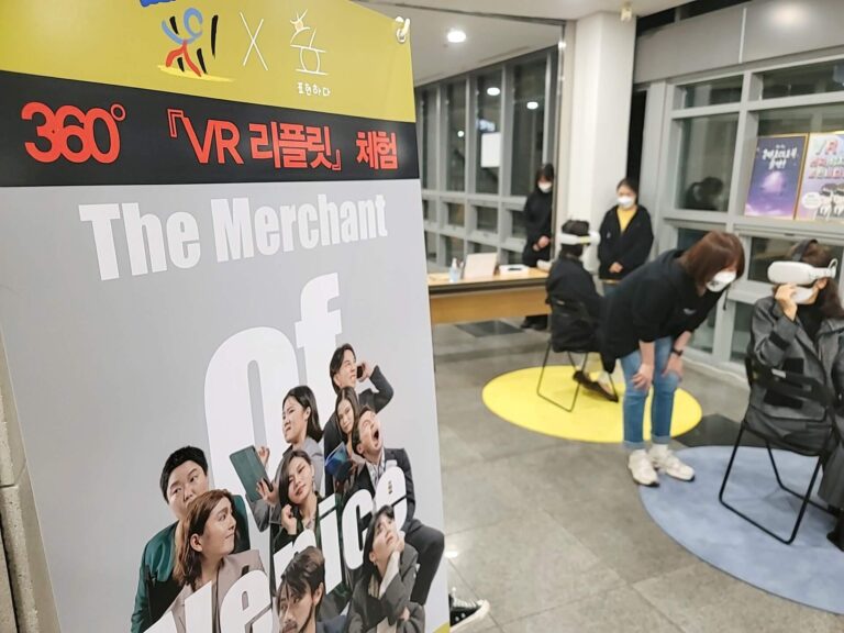 풍덩의 대표적인 서비스 VR 영상을 홍보하는 배너와 함께 VR 영상을 일반 시민이 체험하고 있는 모습이 담겨있습니다.