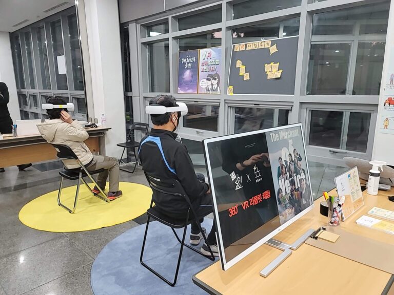 풍덩의 대표적인 서비스 VR 영상을 홍보하는 포스터와 함께 VR 영상을 일반 시민이 체험하고 있는 모습이 담겨있습니다.