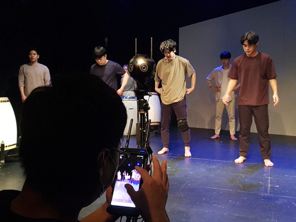 VR 공연 영상 '연극 그날의 함성'의 촬영 현장 사진. 무대가 설치된 배경에서 다양한 앵글로 촬영된 VR 카메라 세팅과 배우들 사진