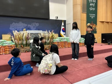 아동 대상 창작 뮤지컬 수업 '우리들의 뮤지컬' 프로그램 활동 모습입니다. 참여자들이 즐겁게 활동하고 있는 모습이 담겨 있습니다.